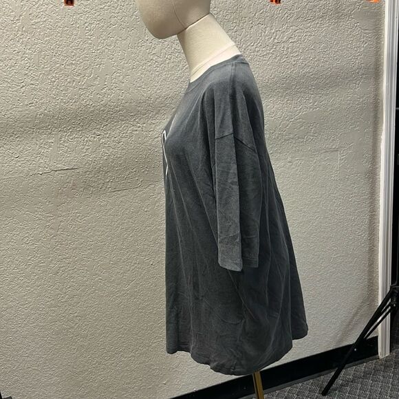 Gray T-Shirt with Heart Graphic - Picture 4 of 4